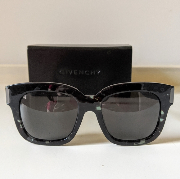 GIVENCHY Oversized Black Sunglasses - Picture 3 of 10